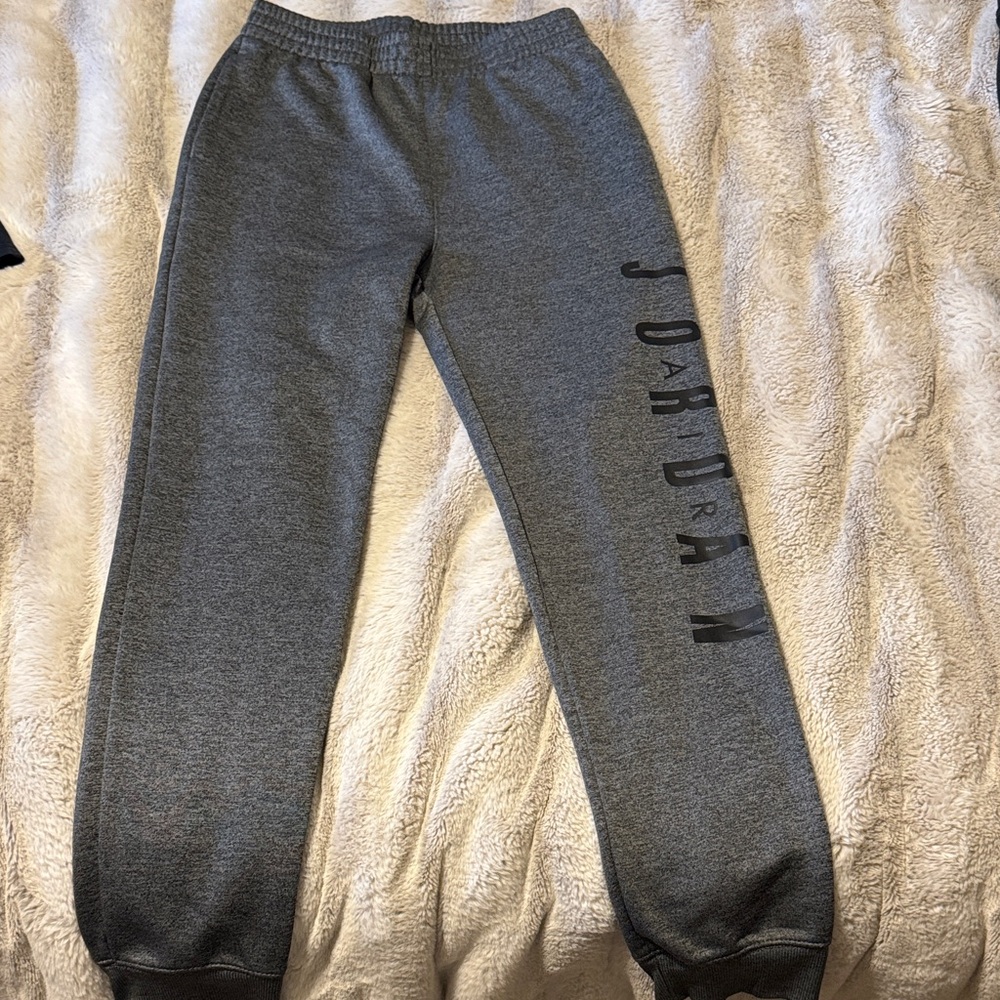 Boys size L 12/14 Jordan dri-fit joggers
Great condition!!